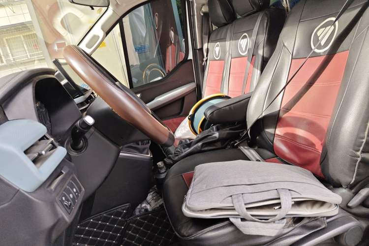 Used Foton Tianyuan V 2024 Tuyano Grand V CITY 2.0T Manual Long Wheelbase Mid-Height Roof Rear Single Tire – Available in 5/6/7/9-Seater Configurations Left Front Seat