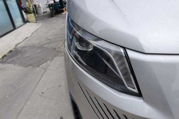 Used Foton Tianyuan V 2024 Tuyano Grand V CITY 2.0T Manual Long Wheelbase Mid-Height Roof Rear Single Tire – Available in 5/6/7/9-Seater Configurations Right Front Headlight