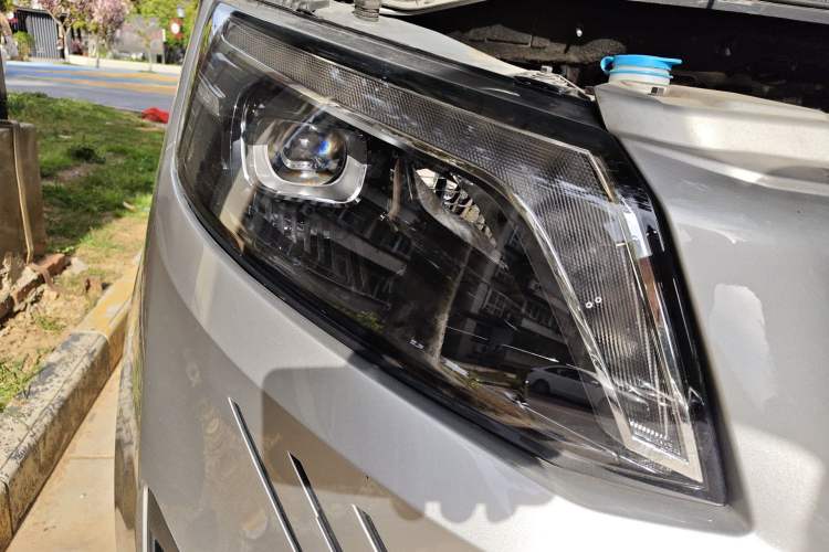 Used Foton Tianyuan V 2024 Tuyano Grand V CITY 2.0T Manual Long Wheelbase Mid-Height Roof Rear Single Tire – Available in 5/6/7/9-Seater Configurations Right Front Headlight