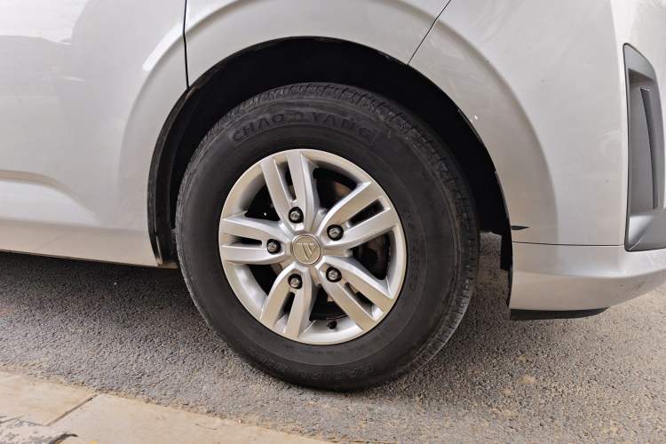 Used Foton Tianyuan V 2024 Tuyano Grand V CITY 2.0T Manual Long Wheelbase Mid-Height Roof Rear Single Tire – Available in 5/6/7/9-Seater Configurations Right Front Wheel Hub