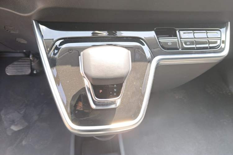 Used Foton Tianyuan V New Energy 2024 Long-wheelbase Low-Roof 7-Seater with CATL 53.58 kWh Battery Gear Lever