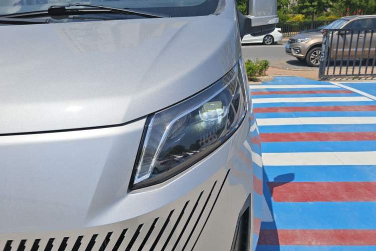 Used Foton Tianyuan V New Energy 2024 Long-wheelbase Low-Roof 7-Seater with CATL 53.58 kWh Battery Left Front Headlight