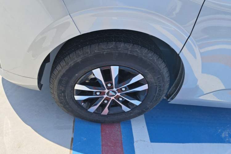 Used Foton Tianyuan V New Energy 2024 Long-wheelbase Low-Roof 7-Seater with CATL 53.58 kWh Battery Left Front Wheel Hub