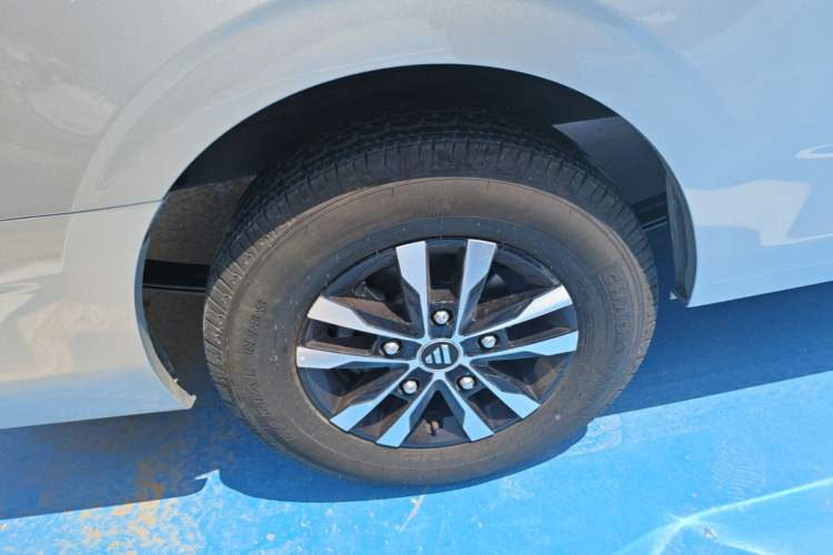 Used Foton Tianyuan V New Energy 2024 Long-wheelbase Low-Roof 7-Seater with CATL 53.58 kWh Battery Right Rear Wheel Hub