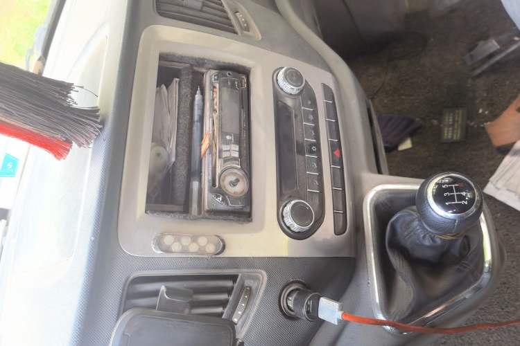 Used Foton Toano 2015 2.8T Commercial Version Short Wheelbase 4J28TC2 Audio And AC Panel