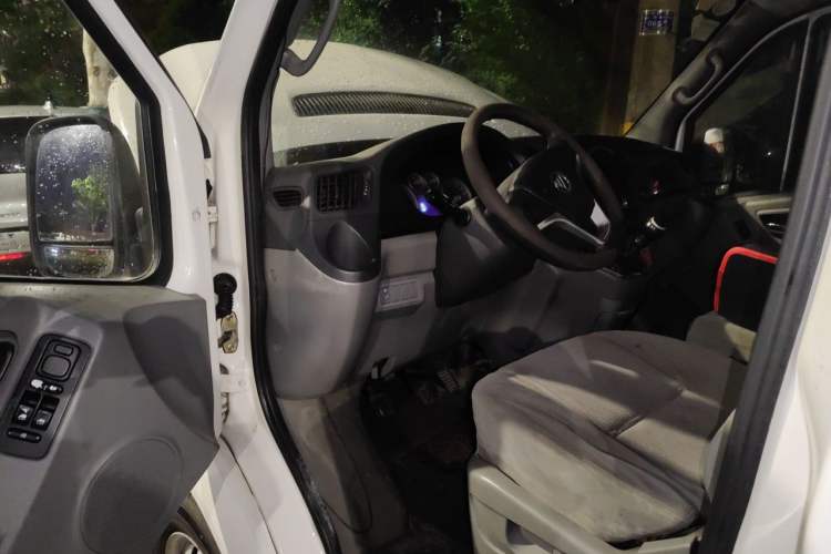 Used Foton Toano 2015 2.8T Commercial Version Short Wheelbase ISF2.8 Driver Seat