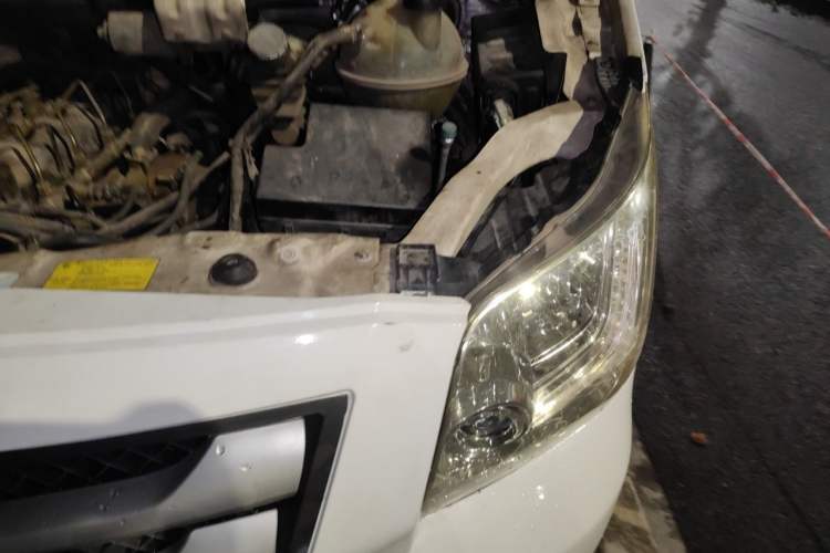 Used Foton Toano 2015 2.8T Commercial Version Short Wheelbase ISF2.8 Engine Bay Left