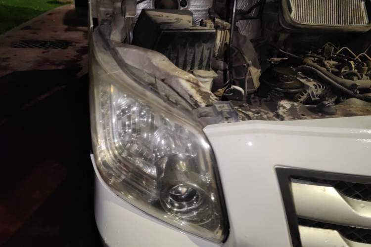 Used Foton Toano 2015 2.8T Commercial Version Short Wheelbase ISF2.8 Engine Bay Right