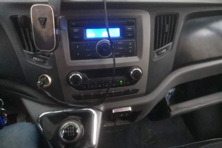 Used Foton Toano 2017 2.8T Facelifted E Van Short Wheelbase Equipped with 4J28TC3 Engine Audio And AC Panel