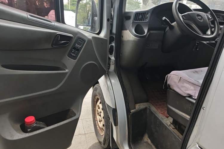 Used Foton Toano 2017 2.5T E Commercial Version Short Wheelbase 4J25TC3 Driver Seat