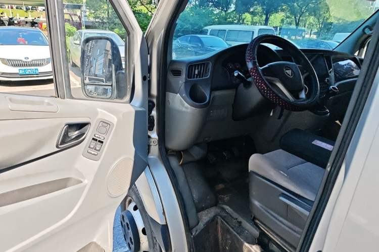 Used Foton Toano 2017 2.5T Rear Dual-Tire Commercial Version Long Wheelbase 4J25TC3 Driver Seat