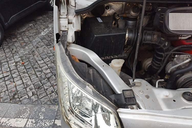 Used Foton Toano 2017 2.5T Rear Dual-Tire Commercial Version Long Wheelbase 4J25TC3 Engine Bay Right