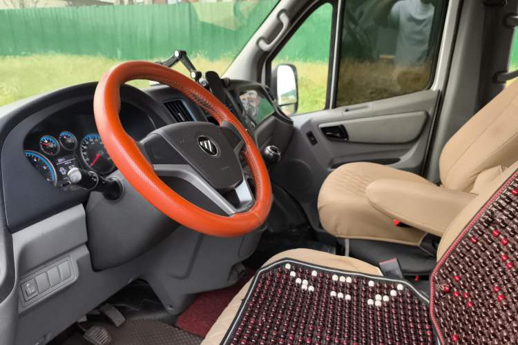 Used Foton Toano 2017 2.5T Rear Dual-Tire Commercial Version Long Wheelbase 4J25TC3 Interior 3