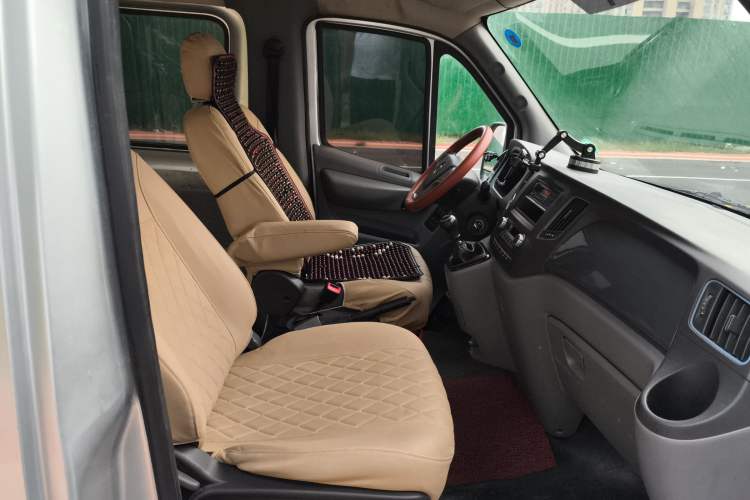 Used Foton Toano 2017 2.5T Rear Dual-Tire Commercial Version Long Wheelbase 4J25TC3 Interior 4
