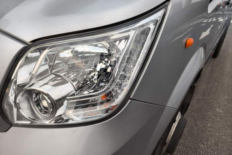 Used Foton Toano 2017 2.5T Rear Dual-Tire Commercial Version Long Wheelbase 4J25TC3 Left Front Headlight