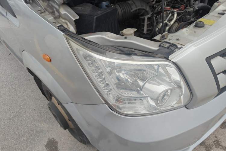 Used Foton Toano 2017 2.5T Rear Dual-Tire Commercial Version Long Wheelbase 4J25TC3 Right Front Headlight