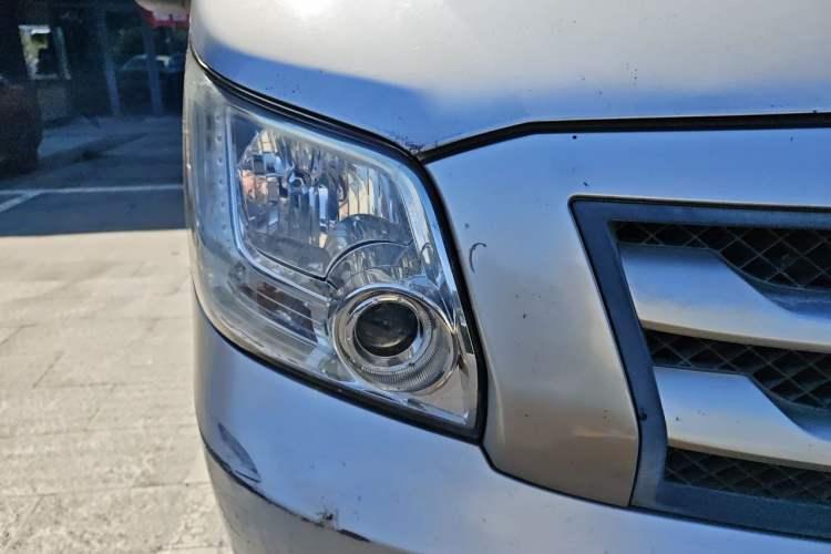 Used Foton Toano 2017 2.5T Rear Dual-Tire Commercial Version Long Wheelbase 4J25TC3 Right Front Headlight