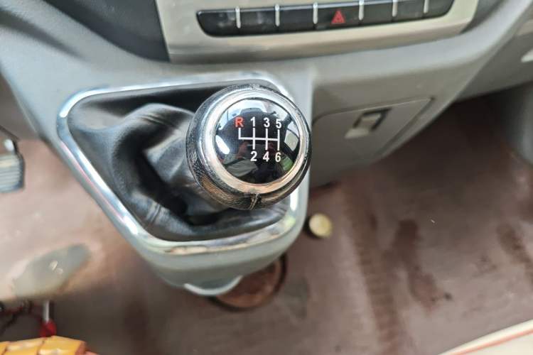 Used Foton Toano 2017 2.8T Facelifted E Van Short Wheelbase Equipped with 4J28TC3 Engine Gear Lever