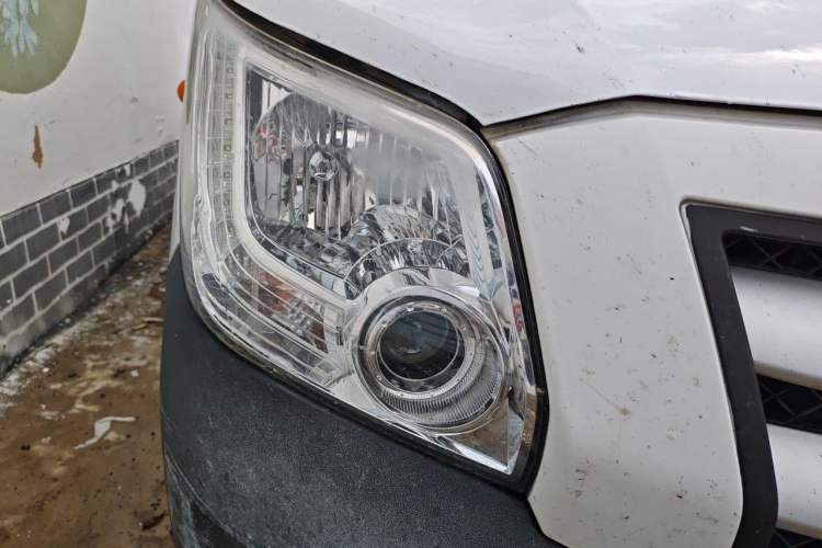 Used Foton Toano 2017 2.8T Facelifted E Van Short Wheelbase Equipped with 4J28TC3 Engine Right Front Headlight