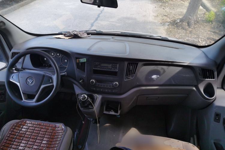 Used Foton Toano 2019 2.5T Extended-Wheelbase Mid-Roof 5-7 Seater 4J25TC3 Center Console