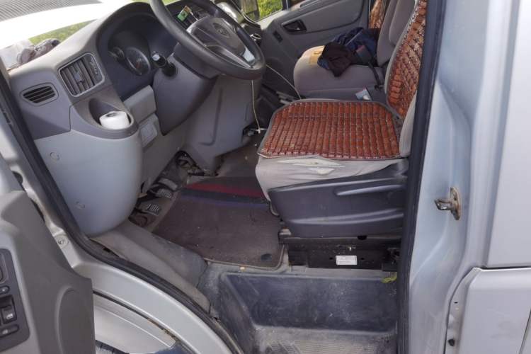 Used Foton Toano 2019 2.5T Extended-Wheelbase Mid-Roof 5-7 Seater 4J25TC3 Left Front Seat