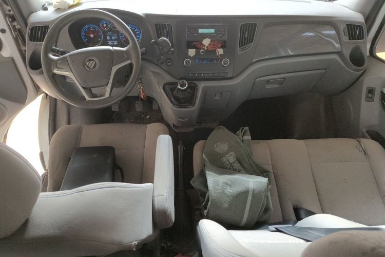 Used Foton Toano 2019 2.5T E Long Wheelbase 7-Seater 4J25TC3 Center Console