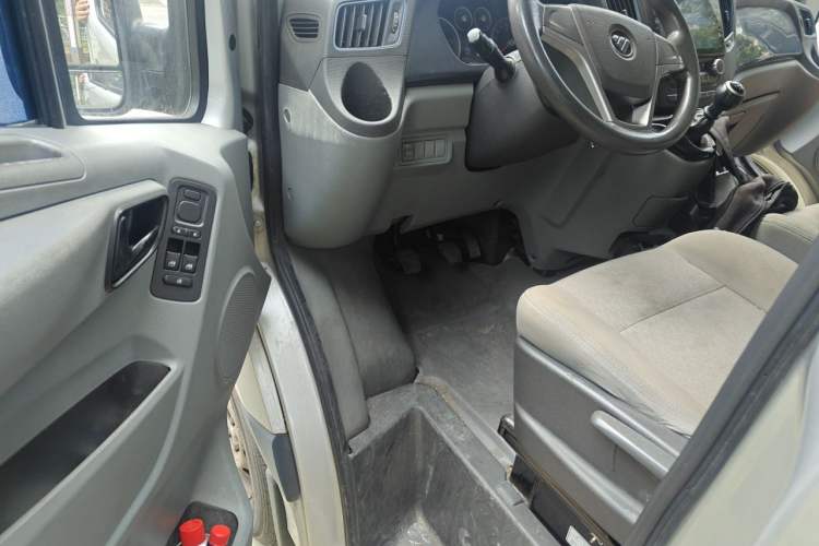 Used Foton Toano 2019 2.5T E7 (5.6 meters) 6-seater 4J25TC3 Driver Seat