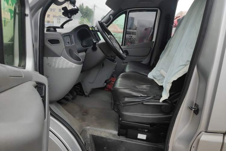Used Foton Toano 2019 2.5T E7 (5.6 meters) 6-seater 4J25TC3 Driver Seat