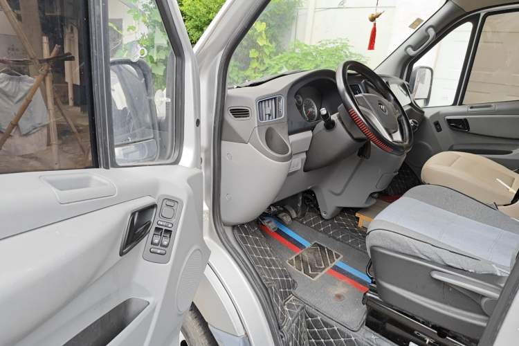 Used Foton Toano 2019 2.5T E7 (5.6 meters) 6-seater 4J25TC3 Driver Seat