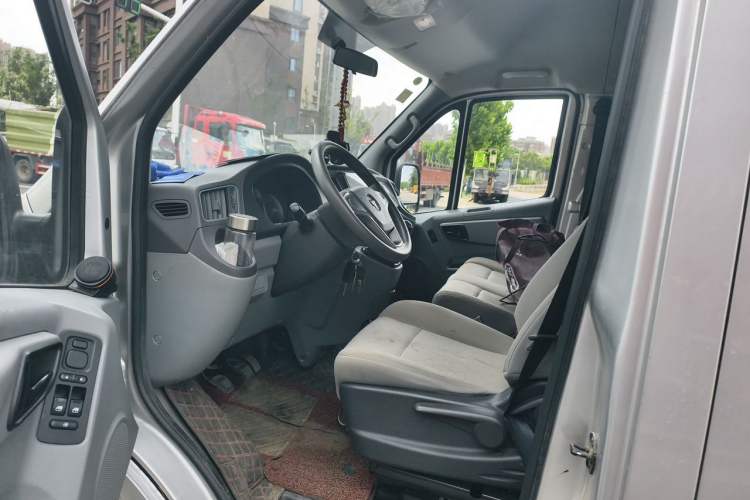 Used Foton Toano 2019 2.5T Multi-Function Short Wheelbase Flat Roof 5-7 Seater 4J25TC3 Driver Seat