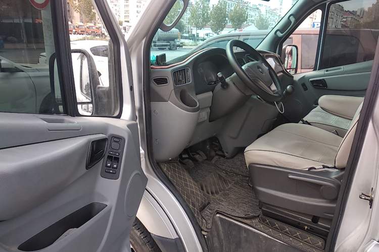 Used Foton Toano 2019 2.5T Multi-Function Short Wheelbase Flat Roof 5-7 Seater 4J25TC3 Driver Seat