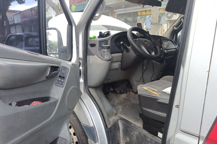 Used Foton Toano 2019 2.5T Extended-Wheelbase Mid-Roof 5-7 Seater 4J25TC3 Driver Seat