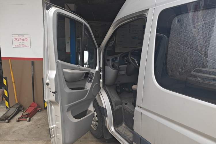 Used Foton Toano 2019 2.5T Multi-Function Long-Wheelbase Mid-Height 5-7 Seater 4J25TC3 Driver Seat