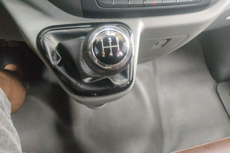 Used Foton Toano 2019 2.5T Flat-Top 5-Seater Open-Window 4J25TC3 Gear Lever