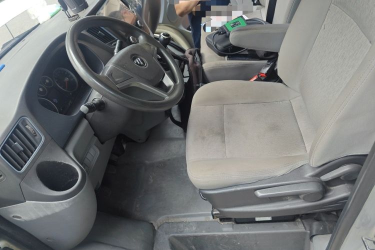 Used Foton Toano 2019 2.5T E7 (5.6 meters) 6-seater 4J25TC3 Left Front Seat