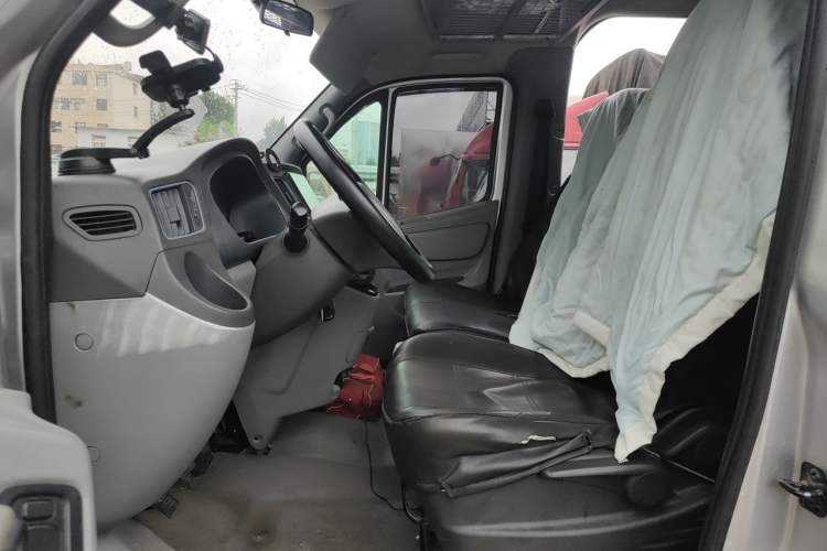 Used Foton Toano 2019 2.5T E7 (5.6 meters) 6-seater 4J25TC3 Left Front Seat