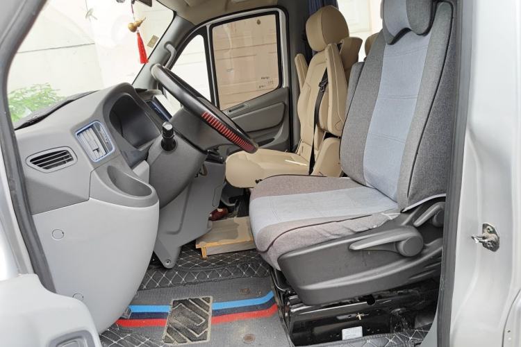 Used Foton Toano 2019 2.5T E7 (5.6 meters) 6-seater 4J25TC3 Left Front Seat