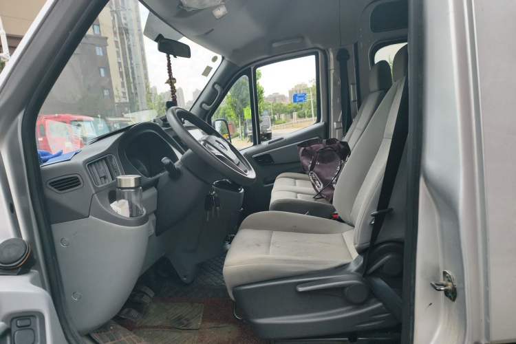 Used Foton Toano 2019 2.5T Multi-Function Short Wheelbase Flat Roof 5-7 Seater 4J25TC3 Left Front Seat