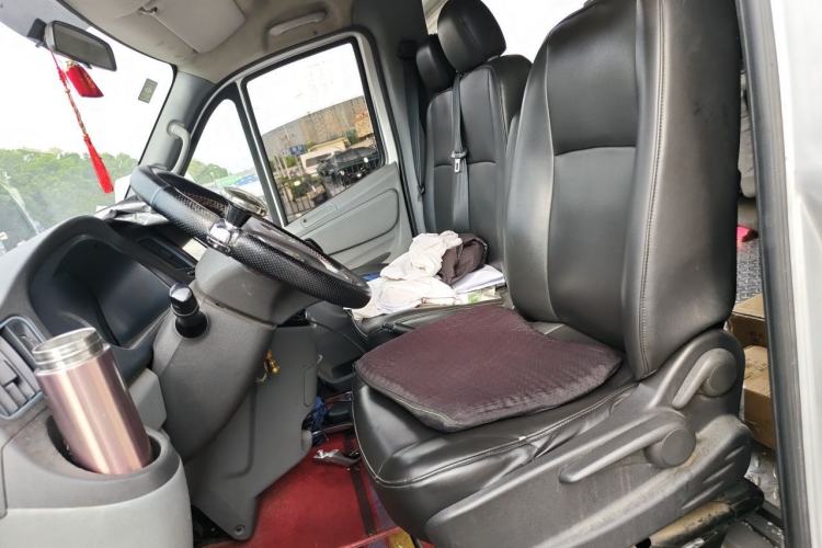 Used Foton Toano 2019 2.5T E7 (5.6 meters) 6-seater 4J25TC3 Left Front Seat