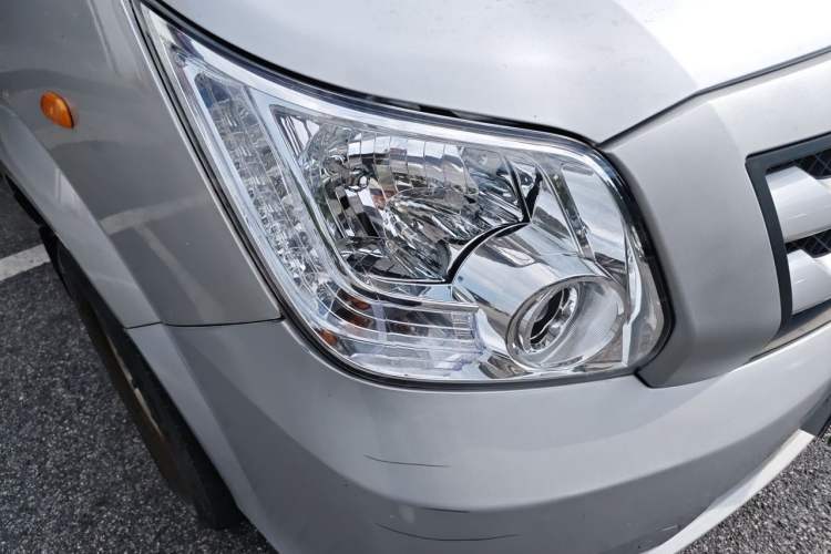 Used Foton Toano 2019 2.5T E7 (5.6 meters) 6-seater 4J25TC3 Right Front Headlight