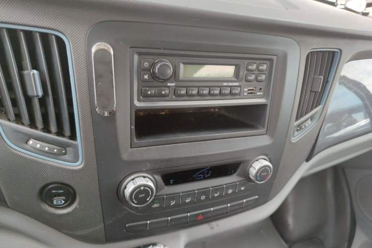 Used Foton Toano 2019 2.5T Flat-Top 5-Seater Open-Window 4J25TC3 Audio And AC Panel
