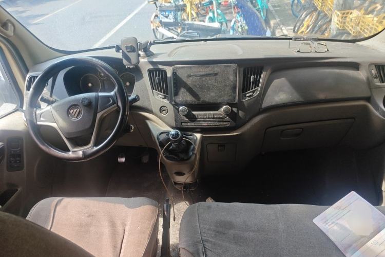 Used Foton Toano 2019 2.5T E Long Wheelbase 7-Seater 4J25TC3 Center Console