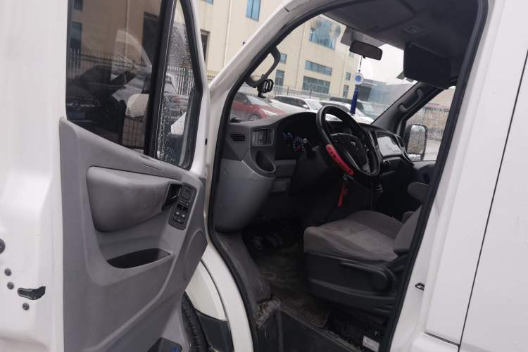 Used Foton Toano 2019 2.5T E7 (5.6 meters) 6-seater 4J25TC3 Driver Seat