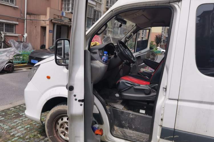 Used Foton Toano 2019 2.5T E7 (5.6 meters) 6-seater 4J25TC3 Driver Seat