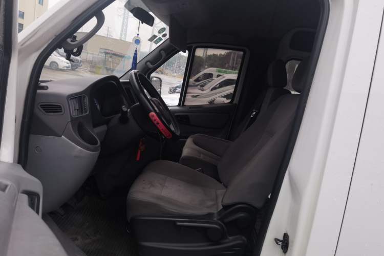 Used Foton Toano 2019 2.5T E7 (5.6 meters) 6-seater 4J25TC3 Left Front Seat