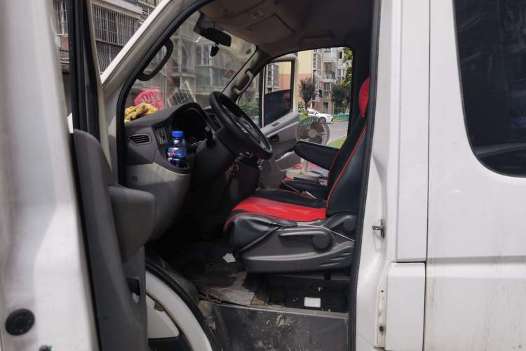 Used Foton Toano 2019 2.5T E7 (5.6 meters) 6-seater 4J25TC3 Left Front Seat