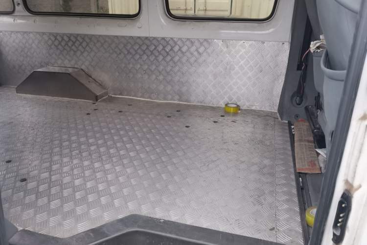 Used Foton Toano 2019 2.5T E7 (5.6 meters) 6-seater 4J25TC3 Left Rear Seat