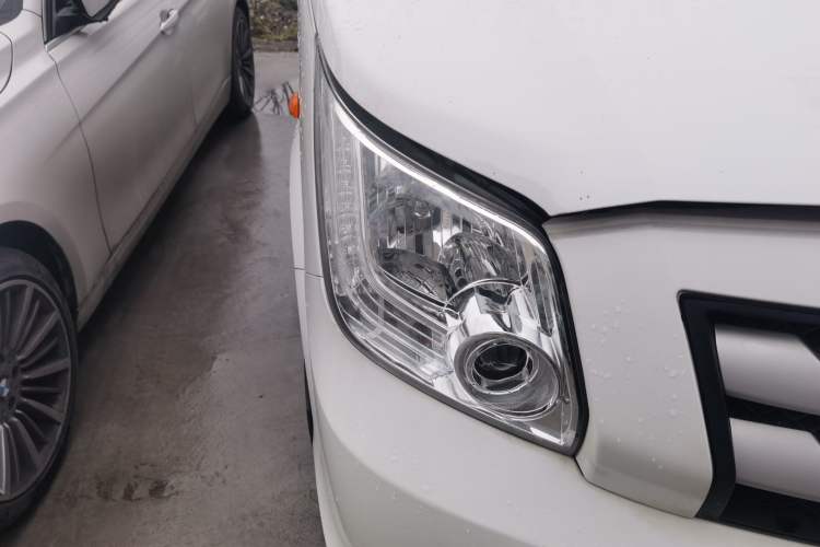 Used Foton Toano 2019 2.5T E7 (5.6 meters) 6-seater 4J25TC3 Right Front Headlight