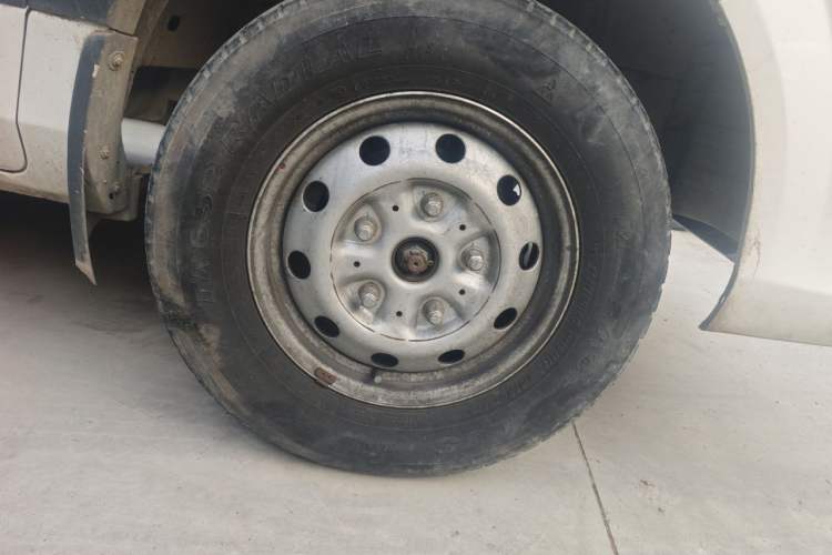 Used Foton Toano 2019 2.8T Van Short Wheelbase Mid-Roof 3-Seater 4J28TC3 Right Front Wheel Hub