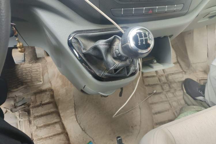 Used Foton Toano 2020 2.5T Manual Tongtu Short Wheelbase Mid-Roof 5/6-Seater 4J25TC3 Gear Lever